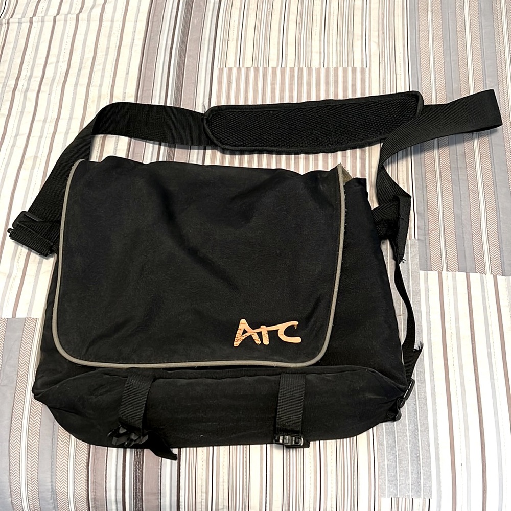 I’m selling this ATC laptop bag away because I’m not using it anymore.